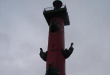 Здание биржи на стрелке васильевского острова по праву принадлежит военно-морскому музею россии Статуи морских божеств на стрелке считаются